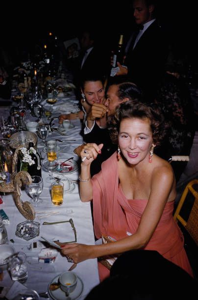 317 1950s Dinner Party Photos & High Res Pictures - Getty Images Vintage Cocktail Party Photos, 1950s Party Aesthetic, 1950 Dinner Party, Retro Party Photography, 50s Party Aesthetic, Vintage Italian Dinner Party, Vintage Dinner Party Aesthetic, 1950s Hollywood Glamour Party, Birthday Dinner Photos