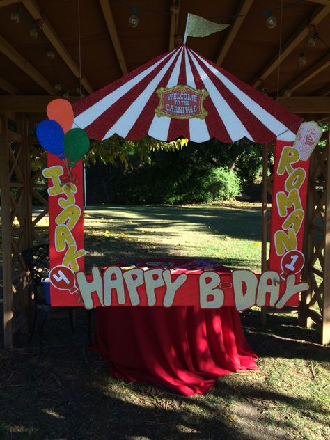 Photo booth for Joint Birthday Carnival Party Carnival Selfie Booth, Carnival Photo Booth Ideas, Photo Booth Carnival, Carnival Photo Booth, Amusement Park Party, Retro Circus, Carnival Design, Birthday Carnival, Birthday Props