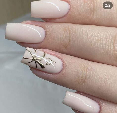 Simple golden pumpkin White October Nails, Simple Fall Wedding Nails, White Nails With Pumpkin Design, Fall Baby Shower Nails, Neutral Pumpkin Nails, White And Gold Pumpkin Nails, October Nails Halloween Simple, White Pumpkin Nail Design, Simple Pumpkin Nails