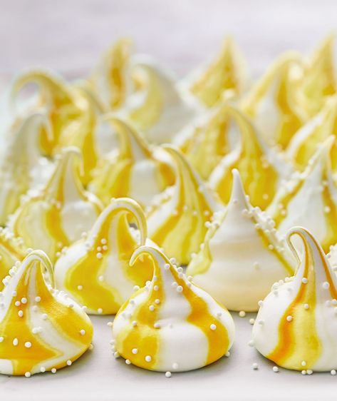 Best Meringue Recipe, Mini Easter Desserts, Basic Meringue Recipe, Mini Meringues, Dinner Party Desserts, Chocolate Meringue, Meringue Kisses, Meringue Recipe, Dessert Spread