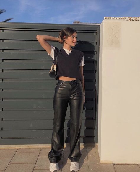 Leather Pants Aesthetic Outfit, Leather Pants Day Outfit, Leather Pants Outfit Casual Sneakers, Leather Pants Outfit Aesthetic, Outfits With Black Leather Pants, Leather Pants Aesthetic, Black Leather Pants Outfit, How To Style Leather Pants, Style Leather Pants