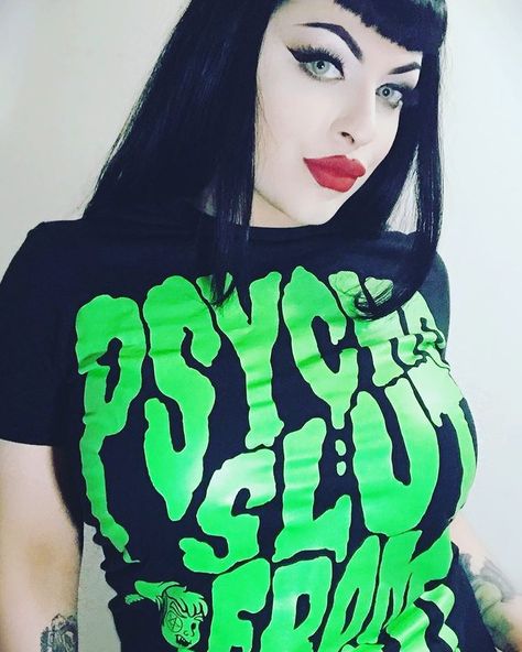 @manku_geal #pentagrampeterpan #pentagrampeterpanclothing Goth Bangs, Psychobilly Girl, Gothabilly Fashion, Betty Bangs, Alternative Beauty, Rockabilly Girls, Psychobilly Fashion, Goth Glam, Rockabilly Girl