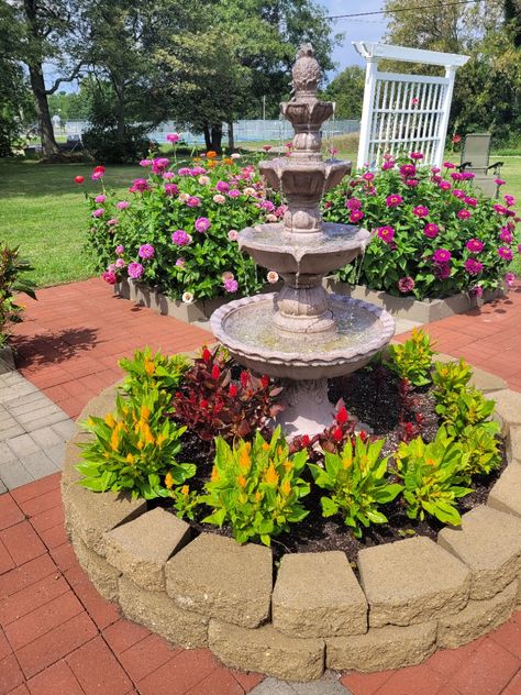 House Fountain Front Yards, Fountain Front Yard Landscaping, Front Yard Fountain, Yard Fountain, Outside Plants, Tropical Garden Design, Front Garden Design, Bird Bath Garden, Front Yard Garden Design