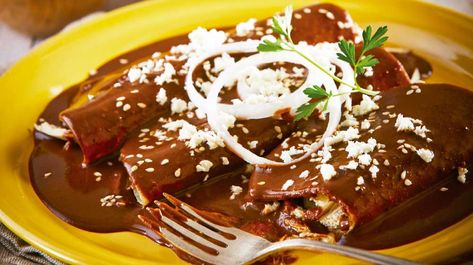 ¿Quieres comer algo buenísimo? Estas enchiladas de mole con pollo harán que hasta repitas plato. Conoces qué es lo que necesitas para prepararlas. Chicken Mole Enchiladas, Mole Enchiladas, Mexican Mole, Make Chicken Broth, Farmer’s Cheese, Mexican Treats, Chicken Mole, Homemade Corn Tortillas, Mole Sauce