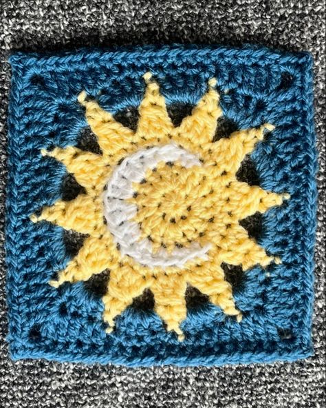 Part 1 I know granny square day is already over and behind us, but it’s still #GrannySquareWeek 😉! So here’s the first part of the still version of the reel I’ve made for THE day. • Sun granny is by @crochetbitscom • Sun and Moon granny is by @creggyscrochet • Stained glass grannies are both by @creggyscrochet • Light blue white + orange (1st and 2nd square) are based from @yarnspirations (search for Red Heart Crochet Granny Fanny Bag Pattern), I’ve just twisted it a bit • The first one... Crochet Sun And Moon Bag, Crochet Sun Square, Crochet Sun And Moon, Fanny Bag Pattern, Moon Granny Square, Sun Granny Square, Crochet Sun, Heart Crochet, Fanny Bag