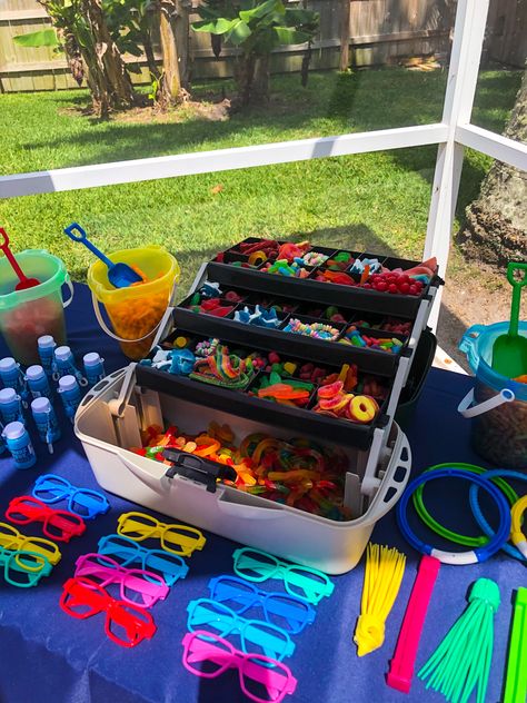 Shark Themed Pool Party, Pool Party Candy Table, Pool Party Candy Bar Ideas, Pool Party Table Set Up, Pool Party Set Up, Baby Pool Party 1st Birthdays, Summer Pool Party Ideas For Teens, Pool Party Boys Birthday, Summer Bash Party Ideas