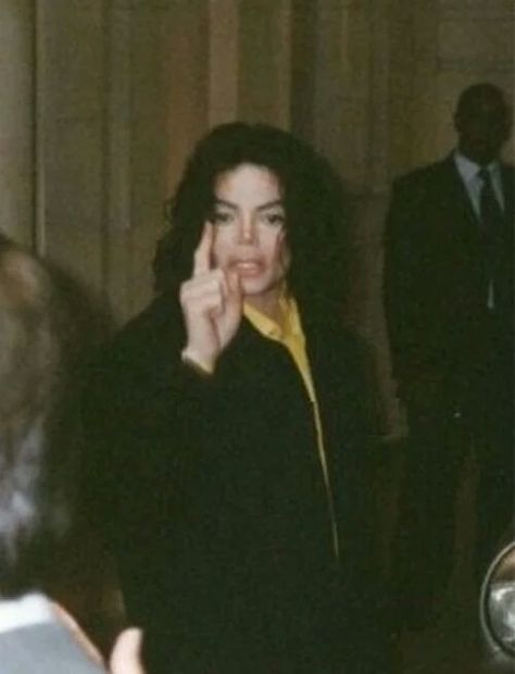 He looks like he's bout ready to tell someone off lol Facial Expressions Angry, Michael Jackson Funny Face, Hee Man, Michael Jackson Funny, Michael Jackson Wallpaper, Michael Jackson Rare, Photos Of Michael Jackson, Michael Jackson Smile, Joseph Jackson