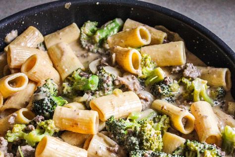 Cheesy Beef and Broccoli Pasta - Lisa G Cooks Beef And Broccoli Pasta, Cheesy Beef And Broccoli, Broccoli Pasta Casserole, Casserole Pasta, Ground Beef Pasta Recipes, Ground Beef And Broccoli, Broccoli Pasta Recipe, Beef Pasta Recipes, Pasta Casserole Recipes