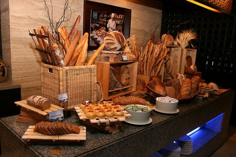 Bread station Display Bread Ideas, Bread Station Buffet, Bread Station Wedding, Serving Bread Presentation, Bread Bar Wedding, Bread Station, Bread Basket Display, Bread Decoration, Bread Table