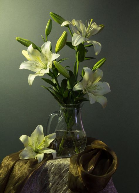 Hall Painting, Still Life Pictures, Fancy Flowers, Lily Painting, Still Life Flowers, Flower Vase Arrangements, Still Life Photos, Still Life Drawing, Flower Art Images