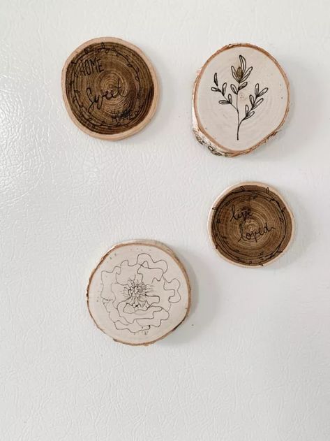 Magnet Art Ideas, Crafts With Magnets, Fridge Magnets Diy Painting, Homemade Magnets Easy Diy, Wooden Fridge Magnets Diy, Rustic Magnets, Diy Nature, Wooden Fridge Magnets, Painted Shower Tile