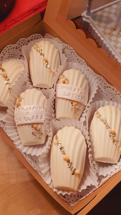 Madeline Cookies Recipe, Madelines Recipe, Gold Themed Wedding, Madeline Cookies, Madeleine Recipe, Madeleine Cookie, Beach Cakes, Amazing Food Decoration, Dessert Packaging