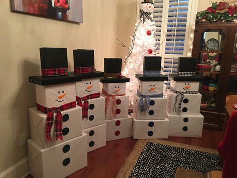 We used various sized boxes and white wrapping paper from the dollar store. The hats were wrapped in plain black paper. We have 2 granddaughters, so I used pretty ribbon with a little glitter/bling, and we have 3 grandsons - two are identical twins, so I made 2 of the snowmen exactly the same! I glued on their face and cut out buttons from different colored felt. Snowman Stacked Presents, Snowman Gift Tower Cute Ideas, Christmas Gift Tower Ideas, Reindeer Gift Tower, Snowman Gift Tower, Christmas Tower, Christmas Gift Themes, Christmas Wrapping Diy, Ornament Party