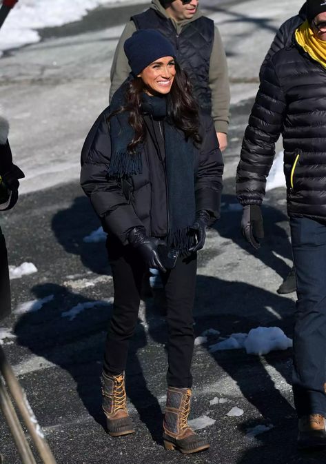 See Meghan Markle's Rule-Breaking Winter Look Meghan Markle Fall Outfit, Meghan Markle Latest, Navy Blue Accessories, Meghan Markel, Jack Brooksbank, Duchess Meghan, Winter Training, Princess Meghan, Old School Fashion