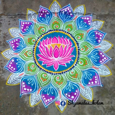 Easy Rangoli Designs Videos, Rangoli Designs Photos, Rangoli Designs Simple Diwali, Rangoli Side Designs, Rangoli Colours, Decoration For Ganpati, Simple Flower Design, Rangoli Designs Latest, Simple Rangoli Designs Images