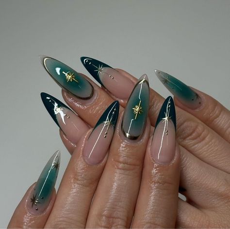 Manon Blackbeak Nails, Neutral Nail Inspo Almond, Nail Green Gold, Twitter Handle Names Ideas, Nail Art Dark Academia, Green Gold Nail Art, Red Aura Nails With Chrome, Almond Nails Green Design, Nail Extensions Aesthetic