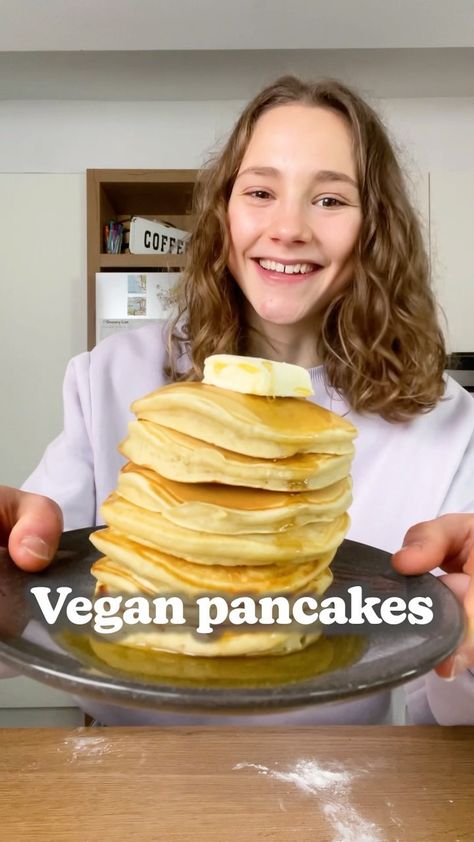 Maya // vegan recipes’s Instagram profile post: “VEGAN PANCAKES 🥞 Easy, fluffy, delicious! 🥰 Do you need a quick and easy vegan pancake recipe for your pancake Sunday? Gotcha! 😉 These…” Easy Vegan Pancakes 3 Ingredients, Vegan Cinnamon Pancakes, Oatmeal Pancakes Vegan, Pancake Vegan Recipe, Vegan Pancake Batter, Easy Vegan Pancakes, Vegan Pancakes Fluffy, Healthy Vegan Pancakes, Vegan American Pancakes