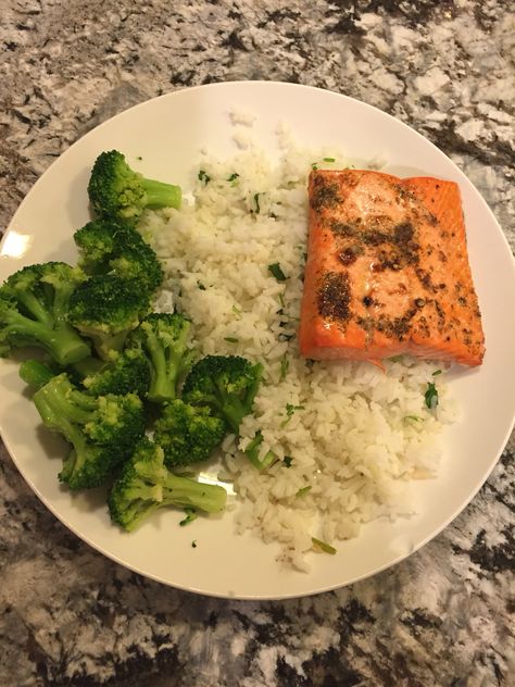 Salmon Rice And Broccoli, Salmon Rice Broccoli, Salmon Cilantro, Rice Aesthetic, Rice And Fish, Fish And Rice, Healthy Bento Lunches, Rice And Broccoli, Foods For Abs