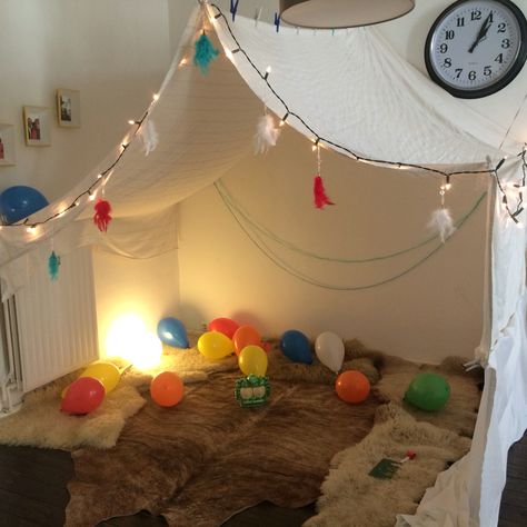 Fort Birthday Party Ideas, Sleepover Fort, Art Birthday Cake, Girls Sleepover Party, Pyjamas Party, Pijama Party, Sleepover Birthday Parties, Pyjama Party, Girl Sleepover