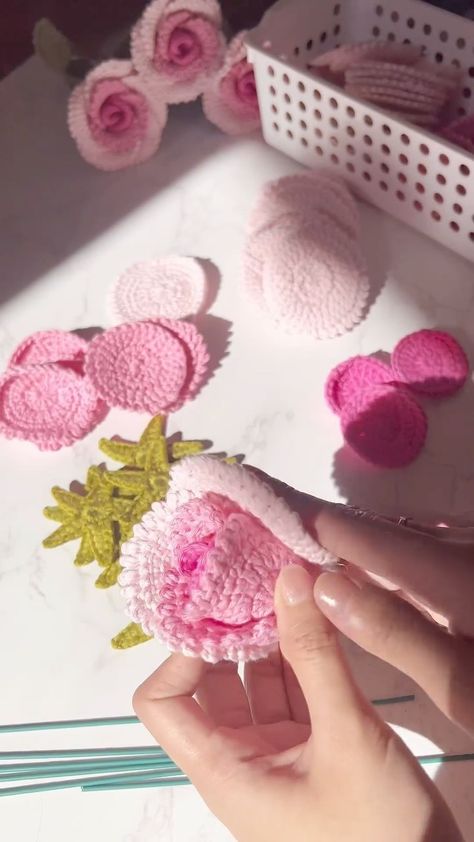 Making crochet roses 🌹🧶💕 Yarn petals: @ashleyscrochetph Sepals: acrylic Ice Yarns | Instagram Crochet Petals Free Pattern, How To Crochet Flower Petals, Crochet Rose Petals, Crochet Rose Petals Pattern, Crochet 6 Petal Flower, Flower Petal Crochet Pattern, Crochet Roses, Rose Gold Pink, Crochet Rose