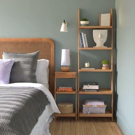 Bedroom Organisation, Narrow Bedside, Narrow Bedside Table, Tidy Bedroom, Ladder Shelves, Daybed Canopy, Covered Patio Design, Leaning Ladder, Scandi Chic