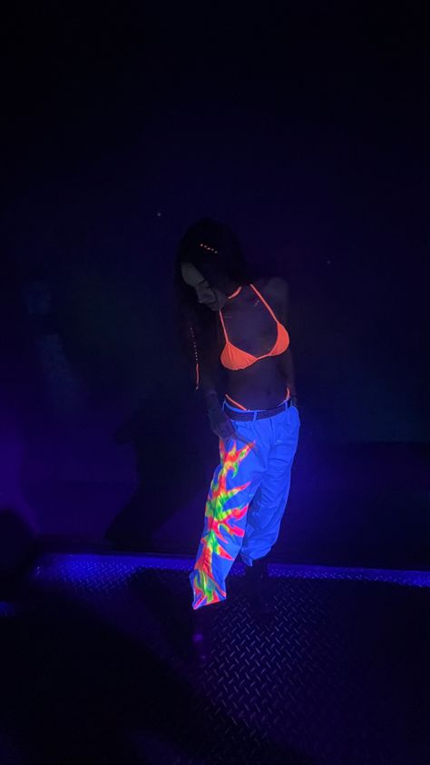 Fiesta Neon Outfit, Black Light Outfits, Outfit Bizarro Bariloche, Neon Outfits Party Night, Neon Outfits Party, Neon Outfit Ideas, Bariloche Outfits, Glow Party Outfit, Neon Rave Outfits