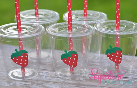 Vasitos decorados de Rosita Fresita Strawberry Shortcake Party Favors, Strawberry Shortcake Birthday Party, Strawberry Birthday Party, Strawberry Shortcake Birthday, Birthday Party Cups, Strawberry Shortcake Party, Strawberry Roses, Strawberry Birthday, Birthday Party Set