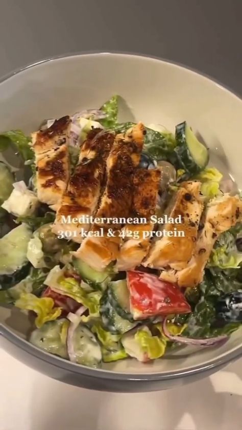 High Protein Low Cal, Low Cal Lunch, Low Cal Dinner, Whole Bowl, Low Calorie Salad, Low Calorie Lunches, Healthy Mummy, Poultry Dishes, Mediterranean Salad