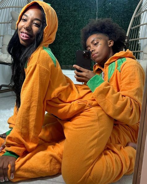 Halloween Pjs Matching, Halloween Pjs Couples, Matching Christmas Pajamas Couples, Studs With Dreads, Halloween Pjs, Couple Goals Teenagers Pictures, Couples Halloween Outfits, Girlfriend Goals, Matching Halloween