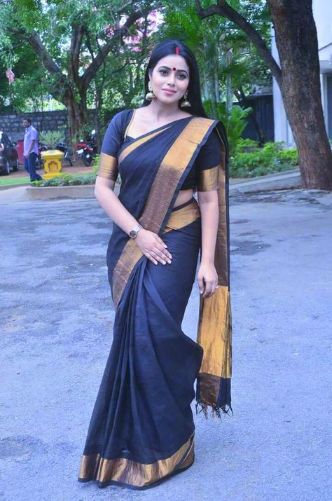 Sari South Indian, Spicy Photoshoot, Shamna Kasim, Bollywood Designer Sarees, Age Photos, Hot Poses, Arabian Beauty Women, Night Dress For Women, Saree Models