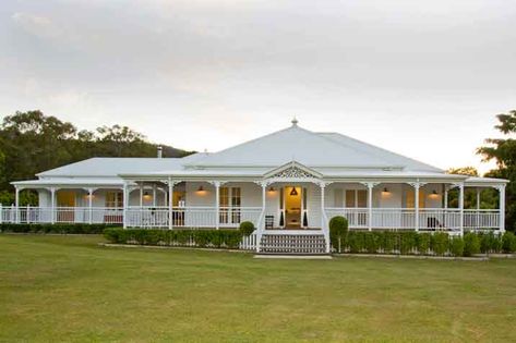 Queenslander Architecture, Modern Queenslander, Australian Country Houses, Queenslander Homes, Hamptons Farmhouse, Queenslander Renovation, Country Home Exterior, Queenslander House, Houses Architecture