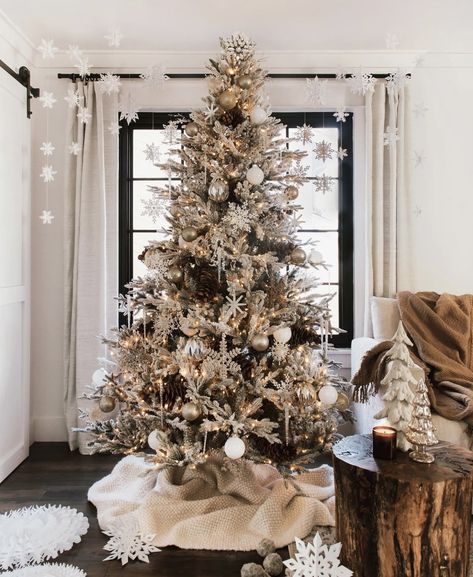 Frosted Christmas Tree Decor, Frosted Christmas Tree Ideas, Fun Christmas Tree Ideas, French Country Christmas Decor, Xmas Inspiration, Christmas Tree Inspo, Chirstmas Decor, French Country Christmas, Fancy Christmas