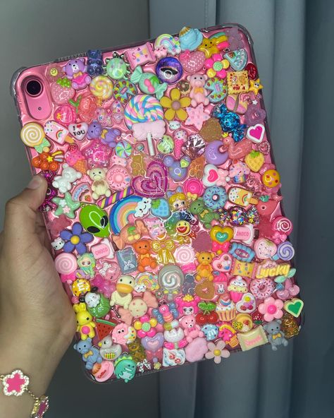 how cute is this super junky ipad case ?😍🍭🍬🍫🍩🦄#memphis #junkyipadcase #junkycase #cutejunkcase #memphistn #explorepage Junky Cases, Decoden Art, Junk Items, Baddie Accessories, Bling Phone Cases Diy, Phone Case Business, Junk Case, Diy Cases, Decoden Case