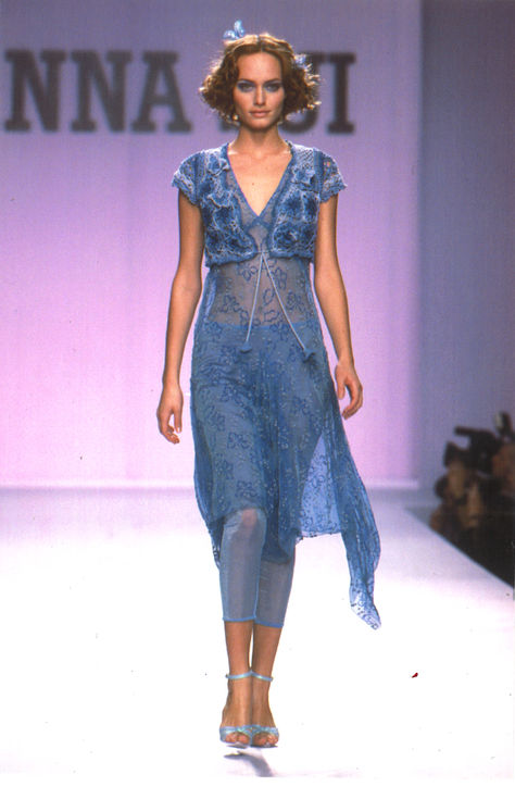 Amber Valletta at Anna Sui Spring/Summer 1997 Anna Sui Runway, Fabric Techniques, Fashion Portfolio Layout, Amber Valletta, Resort Fashion, Portfolio Layout, Fashion Portfolio, Avant Garde Fashion, Anna Sui