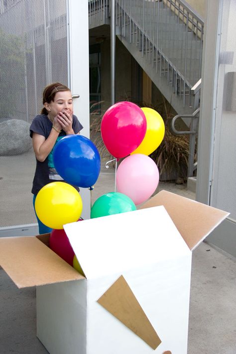 Surprise someone with a boxful of helium filled balloons. Or a single balloon with a special trinket attached. Diy Ballon, Balloon Surprise, Deco Ballon, Mail Gifts, Studio Diy, Diy Balloon, Surprise Box, Balloon Diy, Helium Balloons