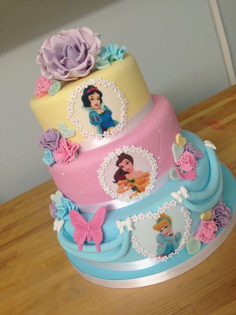 Kue Disney, Disney Princess Birthday Cakes, Red Birthday Cakes, Disney Princess Theme, Princess Cakes, Belle Birthday, Princess Birthday Party Decorations, Disney Princess Cake, Disney Princess Birthday Party