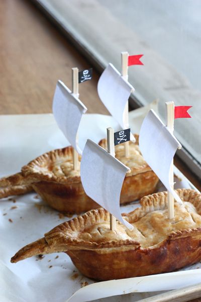 Apple Pie-rate ship Unique Pies, Fun Kids Food, Pirate Ship, Food Humor, Creative Food, Cute Food, Apple Pie, Kids Meals, Cooking Tips