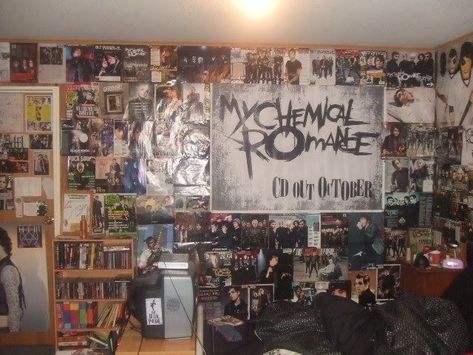 My Chemical Romance Room Ideas, Emo Scene 2000s Room, Mcr Room Decor, Scene Bedroom Emo, Emo Room Inspo 2000s, Metalhead Room Ideas, 2000s Emo Bedroom, Mcr Bedroom, Emo Room 2000s