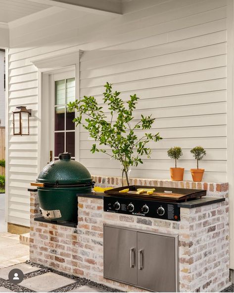 Built In Outdoor Grill, Katie Davis Design, Big Green Egg Outdoor Kitchen, Outdoor Grill Island, Houston Design, Holly House, Fire Pit Landscaping, Hudson Homes, Cozy Backyard