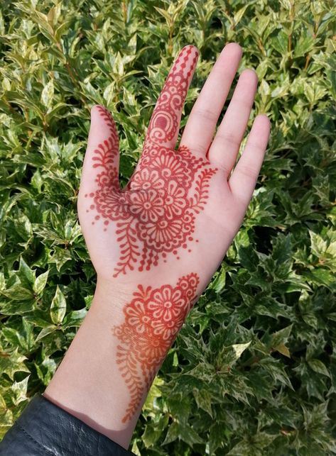 Palm Henna Simple, Henna Designs Easy Hand Palms, Henna Designs Palm Simple Flower, Palm Of Hand Henna, Eid Henna Palm, Henna Designs Hand Palms, Floral Mehendi, Henna Design Palm, Simple Henna Designs Palm