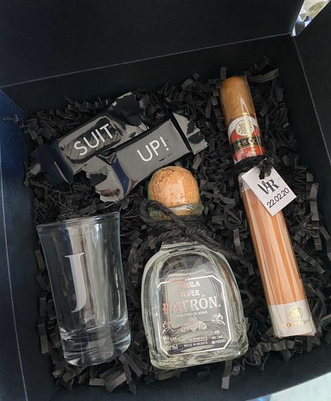 Groom Box Ideas, Grooms Men Proposal Boxes, Groomsmen Thank You Gifts, Officiant Proposal Ideas For Men, Bridesmen Proposal Ideas, Groomsmen Proposal Gift Ideas, Unique Groomsmen Proposal, How To Ask Groomsmen To Be In Wedding, Groomsmen Proposal Non Alcoholic