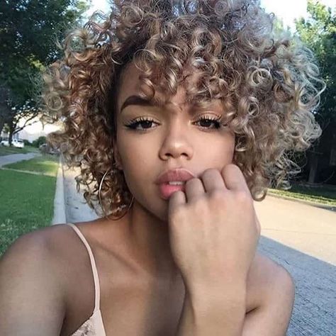 Curly Hairstyles Mixed Girl, Curly Hairstyles Mixed, Kręcony Bob, Mixed Girl Hairstyles, Blonde Afro, Trendy We Fryzurach, Mixed Girl, Short Natural Curly Hair, Biracial Hair