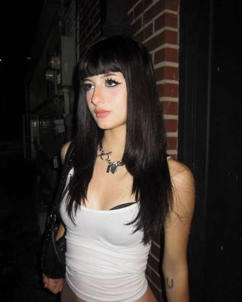 Edgy Hair Inspiration, Pretty Goth Hairstyles, Black Fringe Hair, First Time Bangs, Bangs No Makeup, Fringe And Long Hair, Messy Bangs Haircut, Grunge Hair Straight, Bangs Hairstyle Straight Hair