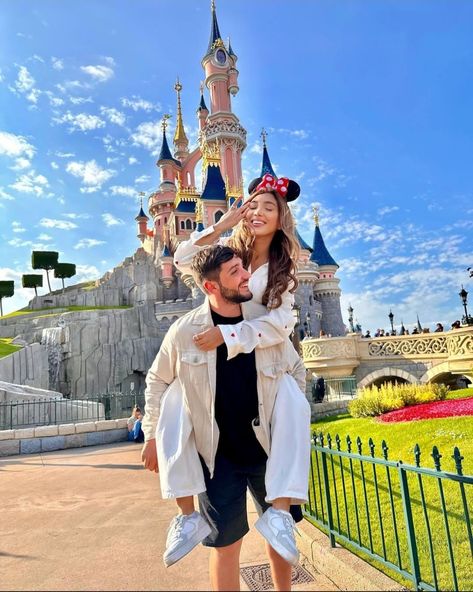 Couples Travel Outfits, Disneyland Wedding Photos, Paris Couple Poses, Paris Outfits Couple, Couple Outfits For Disneyland, Disneyland Family Pictures Ideas, Disney Outfit For Men, Couple Paris Photos, Couples In Disneyland