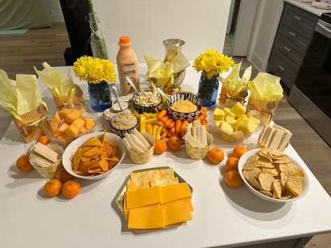 Foods that are yellow for a color party Color Party Orange Food, Yellow Food Board Ideas, Yellow Theme Food, Gold Snacks For Color Party, Color Party Yellow Snacks, Yellow Snack Board, Color Party Ideas For Adults Yellow, Colour Party Food Boards, Orange Color Party Food Ideas