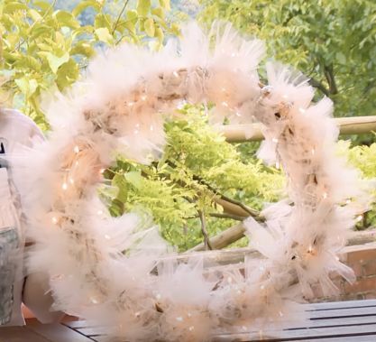 Una romantica ghirlanda fai da te di tulle e vimini. My romantic wicker and tulle christmas wreath #wicker #wreath #christmas #doy #craft #comefareconbarbara Wicker Wreath, Wreath Christmas, Christmas Wreath, Video Tutorial, Wreath, Led, Christmas