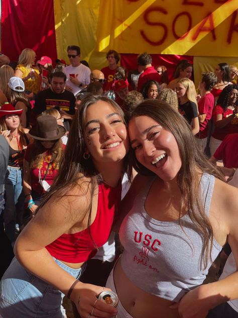 Usc Gameday Outfit, Universities Aesthetic, Usc Party, Usc Aesthetic, Usc College, College Core, College Football Outfits, Usc Library, College Vibes