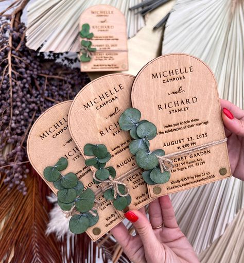 Wedding Invitations Arch, Arch Greenery, Rustic Wood Wedding Invitations, Wooden Wedding Invitations, Rustic Wedding Invitations, Wood Wedding Invitations, Wood Invitation, Feuille Eucalyptus, Tropical Wedding Invitations