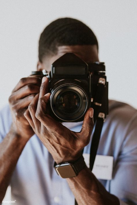 Black photographer capturing a picture with a retro film camera | premium image by rawpixel.com / Felix Artist Pictures Photographs, Portraits Of A Photographer, Pictures Of Photographers With Camera, Black Photographer Aesthetic, Camera Man Photographers, Photographer Photoshoot With Camera, Photographer Aesthetic Camera, Photographer Poses With Camera, Raw Portrait