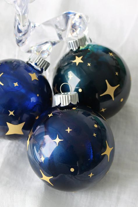 DIY Starry Night Ornament - DIY Cricut Ornament. Looking for DIY Cricut Christmas crafts? Trying making your own DIY Cricut Christmas tree ornaments! I turned clear ornaments into inky skies with alcohol inks (find my alcohol ink tutorial on the blog) and then added stars using my Cricut Joy for am easy Star Christmas tree ornament. Perfect for so many Christmas tree themes - and make this in any color! Unique DIY Christmas tree ornament idea. DIY tree ornament tutorial kids can help make. Diy Starry Night, Cricut Ornament, Alcohol Ink Ornaments, Ink Ornaments, Ink Tutorial, Cricut Ornaments, Taylor Swift Christmas, Jesse Tree, Diy Star